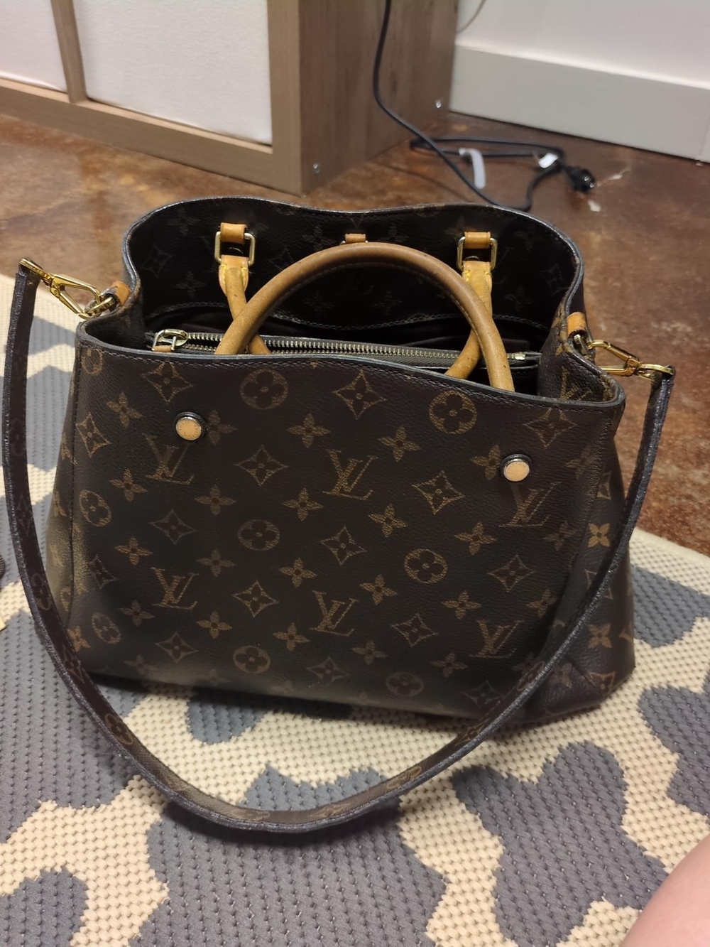 Authentic Louis Vuitton Montaigne MM Monogram Bag w/ Strap Lock & Keys
